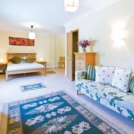 Sleeps 6 Air Con Wifi