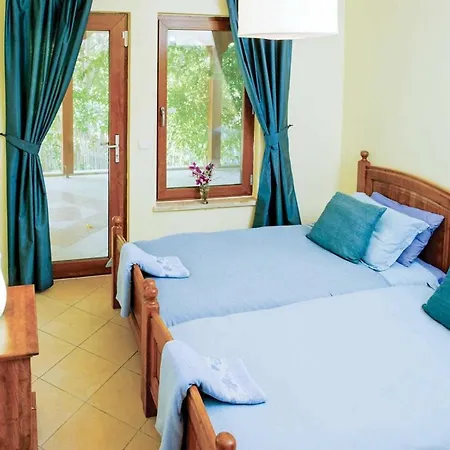 Sleeps 6 Air Con Wifi וילה