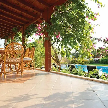 Sleeps 6 Air Con Wifi Villa